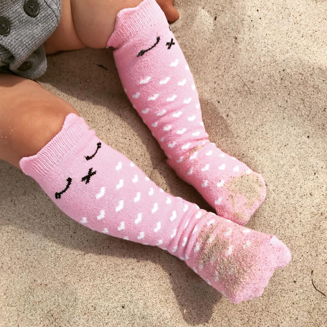 Kniekousen Lilly a Pinky Kitty • Mama's Feet