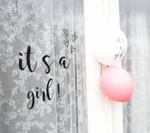 Afbeelding in Gallery-weergave laden, Geboorte raam sticker | it&#39;s a girl! - HelloBaby.be
